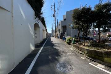 敷地東側の前面道路（北側から）