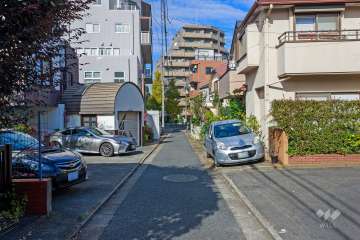 敷地西側の前面道路（南東側から）