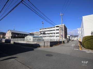 イニシオ伊丹北の遠景。周辺は区画の整った静かな住宅地です。