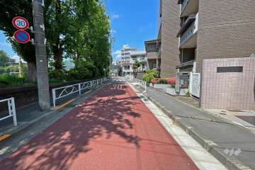 敷地西側前面道路の向かいは『区立第一中学校』のグラウンド側で開放感があります。