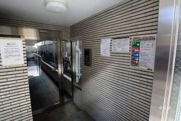 エントランスはオートロック付きです。