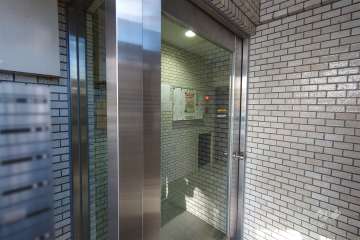 エントランスはオートロック付きです。