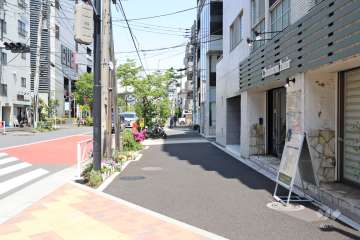 敷地南西側の前面道路（南東側から）