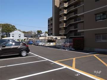 駐車場は平面式と機械式とがあります。