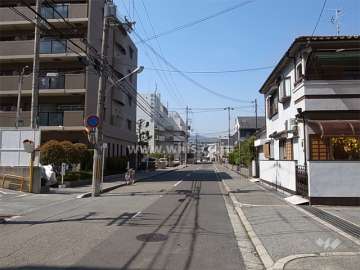 敷地東側の前面道路。周辺は静かな住宅地。すぐ東側には天神川が流れています。