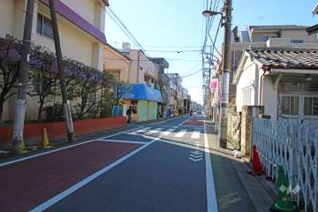 敷地西側の前面道路（北側から）