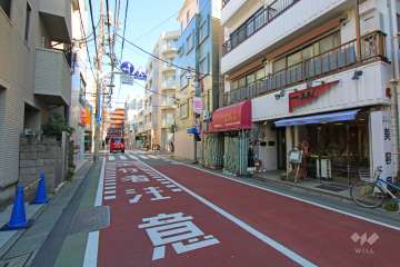 敷地西側の前面道路（南側から）