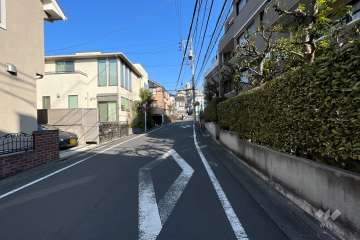 敷地西側の前面道路（南側から）