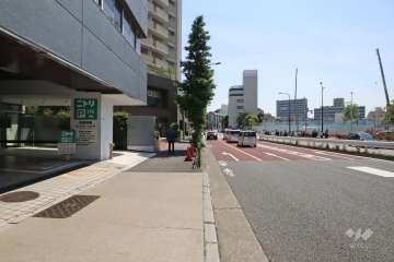 敷地北西側の前面道路（北東側から）