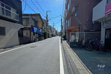 敷地北側の前面道路（西側から）