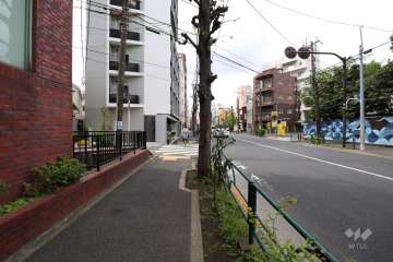 敷地北西側の前面道路(北東側から)