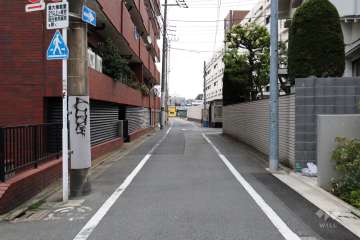 敷地南西側の前面道路(北西側から)