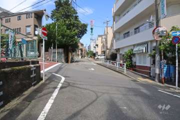 敷地南西側の前面道路（南東側から）