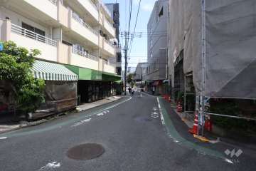 敷地南東側の前面道路（南西側から）