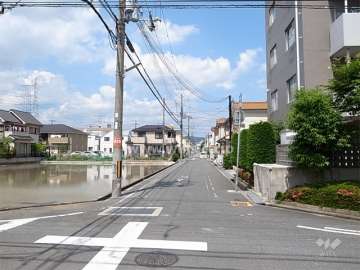 周辺は田畑が残るのどかな住宅地です。