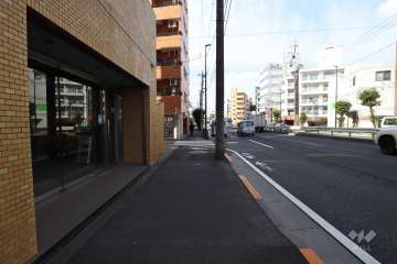 敷地北東側の前面道路(南東側から)
