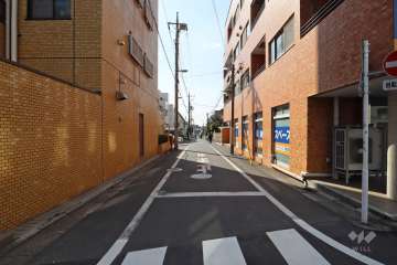 敷地北西側の前面道路(北東側から)