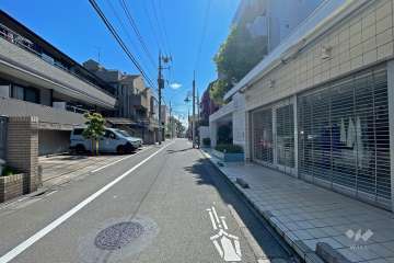 敷地北側の前面道路はヒルサイド通りです（西側から）。