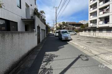 敷地南西側の前面道路（南東側から）