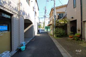 敷地東側の前面道路（南側から）