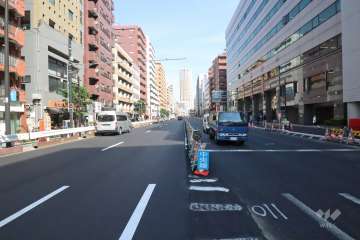 敷地南西側の前面道路（北西側から）