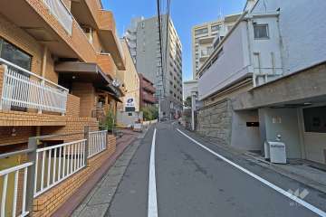 敷地東側の前面道路（南側から）
