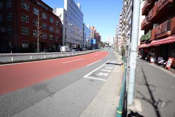 敷地西側の前面道路