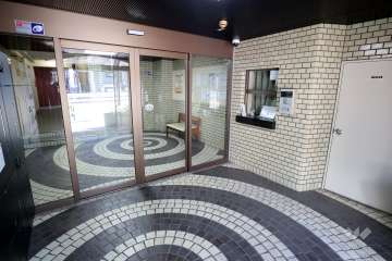 エントランスはオートロック付きです。