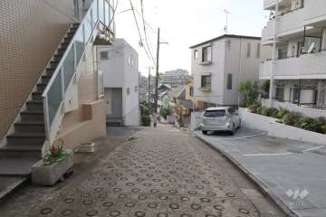 敷地南側の前面道路(東側から)