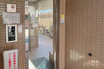 エントランスはオートロック付きです。