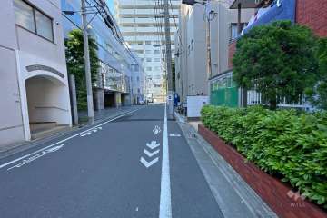 敷地西側の前面道路（南側から）