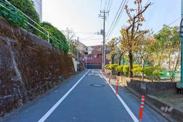敷地北側の前面道路
