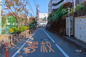 敷地北側の前面道路