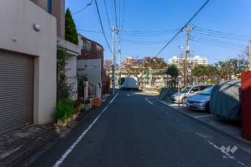 敷地西側の前面道路