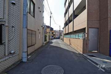 敷地北側の前面道路(東側から)