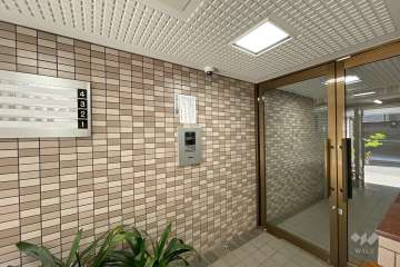 エントランスはオートロック付きです。