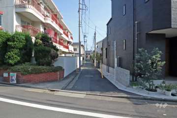 敷地西側の前面道路(北側から)