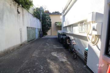 敷地北東側の前面道路