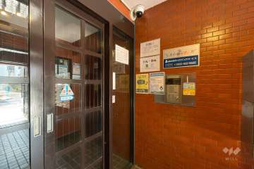 エントランスはオートロック付きです。