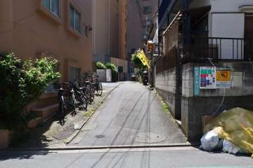 敷地北西側の前面道路(北東側から)