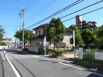 敷地北側の前面道路。周辺はマンションと一戸建てが混在する住宅地です。