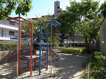 歩車分離設計になっており、車入口脇に小さな公園があります。