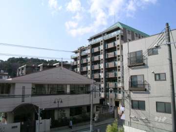 敷地の南側には保育園があります。