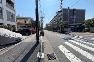 敷地西側の前面道路