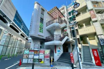 ソシアル都立大学駅前の外観（南西側から）