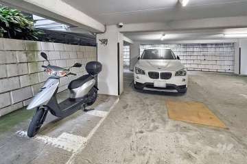 敷地内駐車場（屋内平面式）とバイク置場