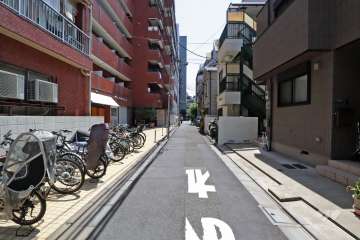 敷地南西側の前面道路(北西側から)