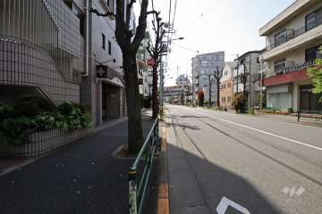 敷地北西側の前面道路(北東側から)