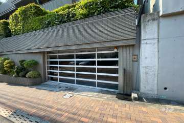 駐車場の出入り口（シャッター付き）