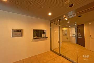 エントランスはオートロック付きです。